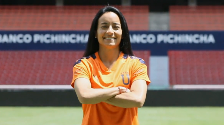 La directora técnica, Verónica Marín, con la indumentaria de Liga de Quito, club que dirigirá en 2022.