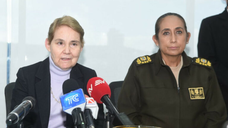 La ministra de Gobierno, Alexandra Vela, y la Comandante General de Policía, Tannya Varela. Quito, 15 de diciembre de 2021.