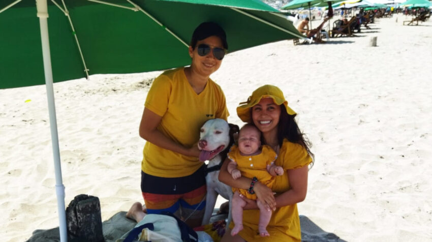 Stefanía Jaramillo (izquierda) y Katherine Esteves con su hija Katniss en Villamil Playas, el 2 de enero de 2022.