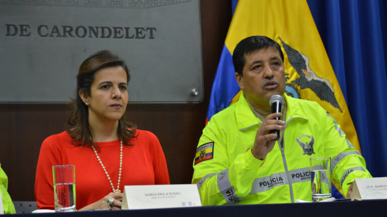 El 29 de abril de 2019, la ministra de Gobierno, María Paula Romo, y el director Antinarcóticos, general Marco Villegas, en Carondelet.