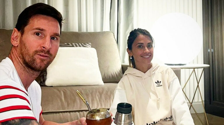 El jugador argentino, Lionel Messi, junto a su esposa Antonela Roccuzzo en una foto publicada el 13 de enero de 2022.