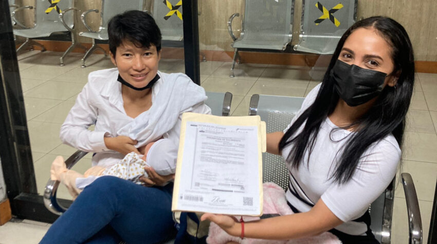 Stefanía Jaramillo (izquierda) y Katherine Esteves, el 15 de noviembre de 2021 en una sucursal del Registro Civil en Guayaquil, cuando inscribieron a su hija Katniss.
