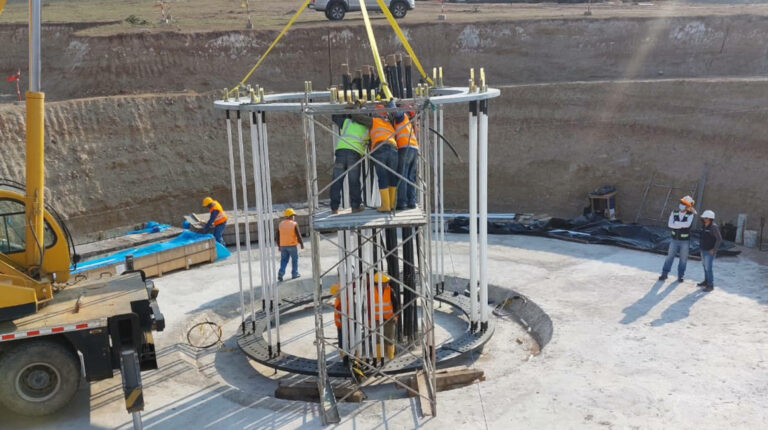 Obreros trabajan en el armado de la jaula de pernos para instalar una de las torres de los aerogeneradores en el Proyecto eólico Minas de Huascachaca, en enero de 2022.