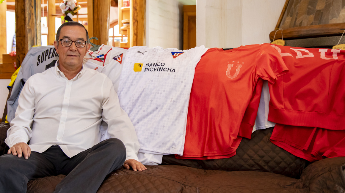 Pepe Cruz posa con algunas de las camisetas de su enorme colección, que guarda en su casa en Cumbayá.