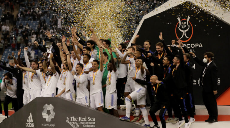 Los jugadores del Real Madrid celebran su victoria ante el Athletic, tras la final de la Supercopa de España, el 16 de enero de 2022.