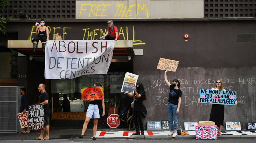 Manifestantes se congregan a las afueras del Hotel Park, en Melbourne, el 10 de enero de 2022.