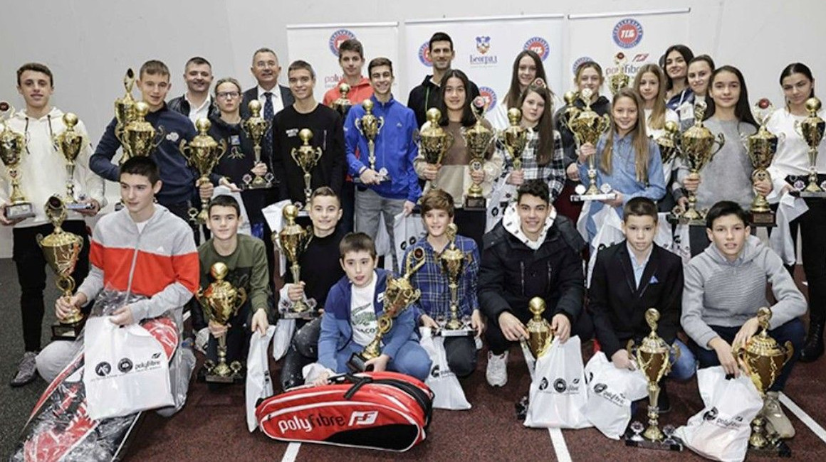 Djokovic junto a varios chicos durante un reconocimiento en Serbia, el 17 de diciembre de 2021.