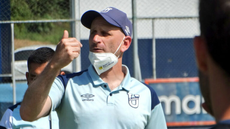 El director técnico argentino, Miguel Rondelli, durante la práctica del 14 de enero de 2022 con Universidad Católica.