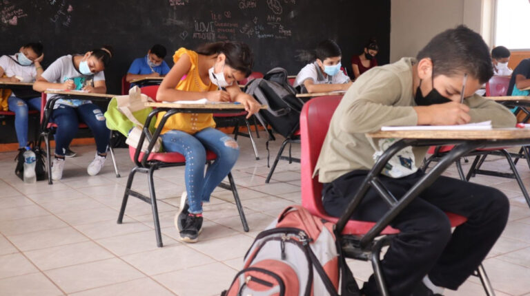 Más de un millón de estudiantes del sistema fiscal regresan a clases presenciales