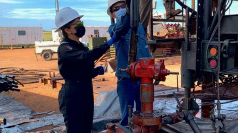 Una trabajadora de Frontera Energy en un campo petrolero operado por la firma estatal canadiense, el 20 de diciembre de 2021.