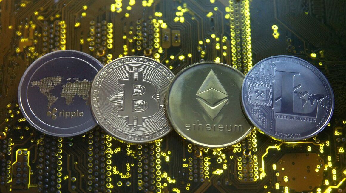 Representación de las monedas virtuales Ripple, Bitcoin, Etherum y Litecoin sobre una placa.