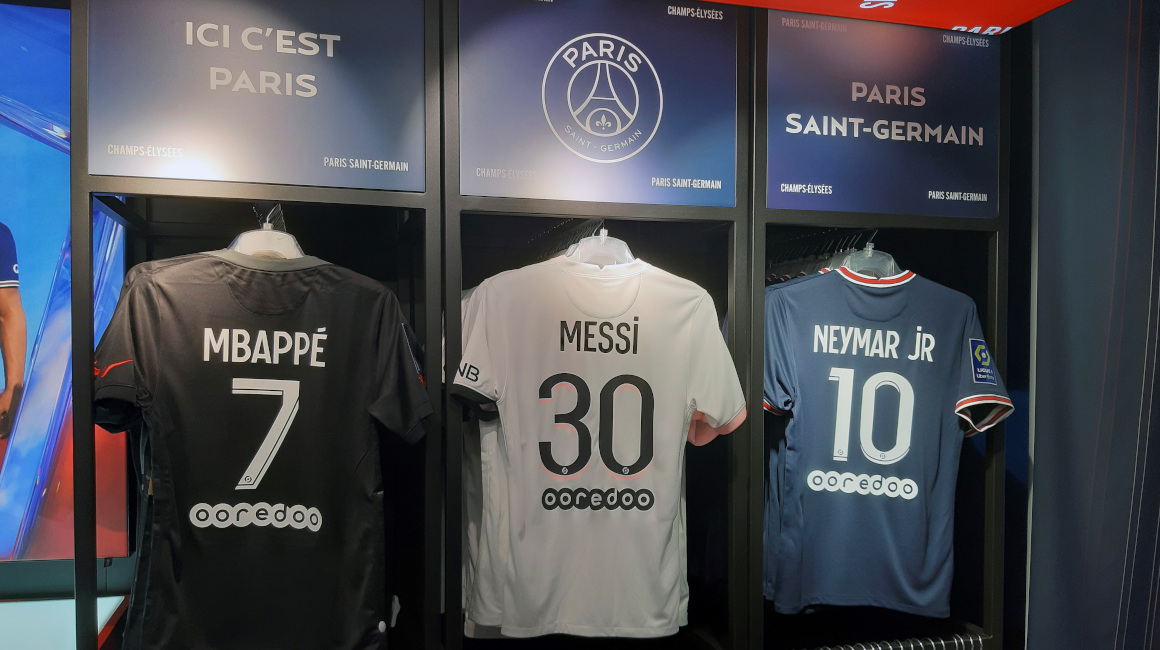 Las camisetas de Mbappé, Messi y Neymar, en la nueva tienda insignia del PSG en plenos Campos Elíseos de París.