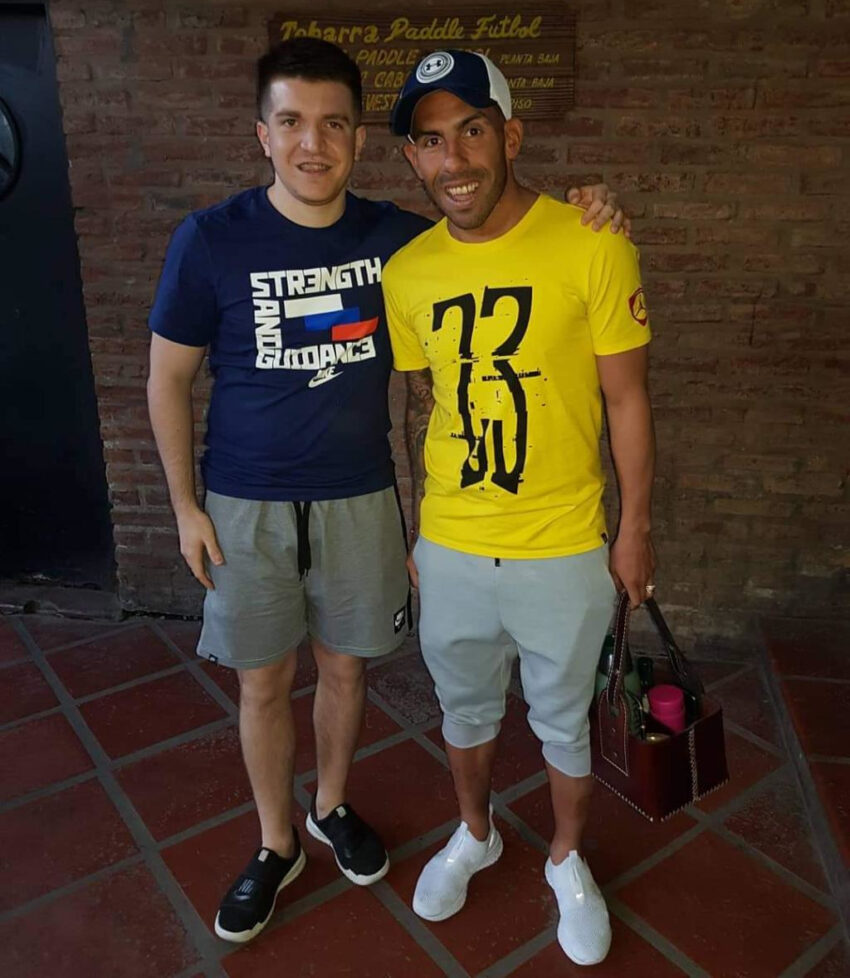 Nicolás Ayala, periodista argentino radicado en Ecuador, junto a Carlos Tevez, en Buenos Aires.