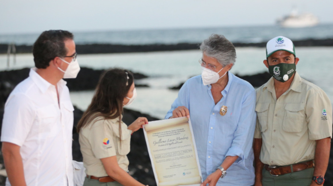 El ministro de Ambiente, Gustavo Manrique, y el presidente Guillermo Lasso junto a personal del Parque Nacional Galápagos, el 13 de enero de 2022.