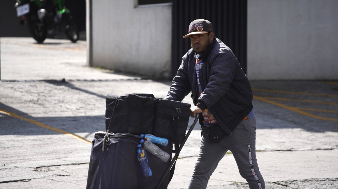 Un vendedor informal en Quito, el 30 de diciembre de 2021.