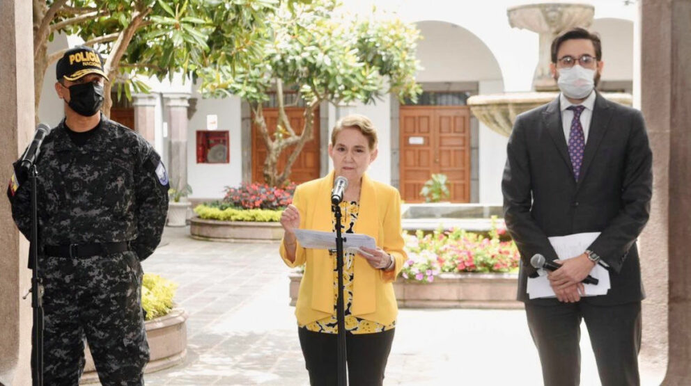 Carlos Cabrera, comandante de la Policía, Alexandra Vela, ministra de Gobierno, y Roberto Andrade, asesor de la Secretaría Jurídica de la Presidencia, durante una rueda de prensa, el 25 de enero de 2022.