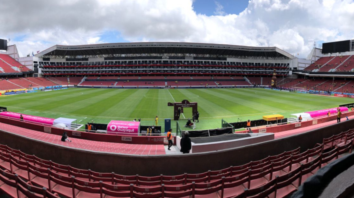 Así luce el estadio Rodrigo Paz Delgado, antes del partido entre Ecuador y Brasil, el jueves 27 de enero de 2022.