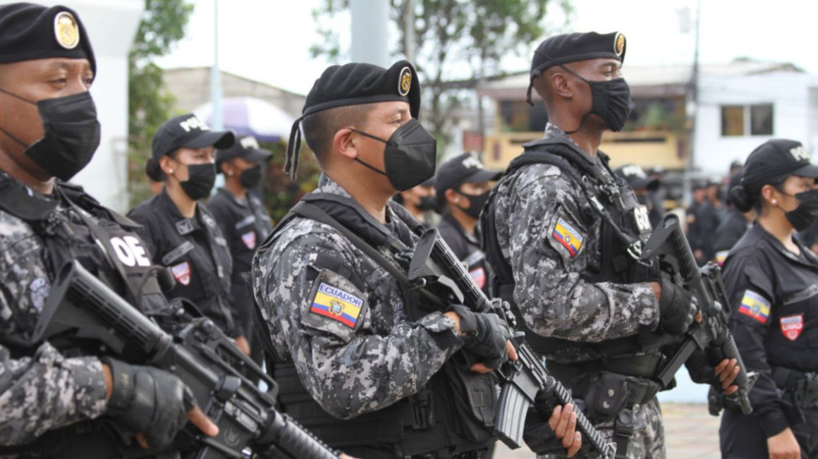 Un grupo de policías del Grupo de Operaciones Especiales están formados durante una visita protocolar de la ministra de Gobierno, Alexandra Vela, al Comando de Policía de Esmeraldas, el 14 de enero de 2022.