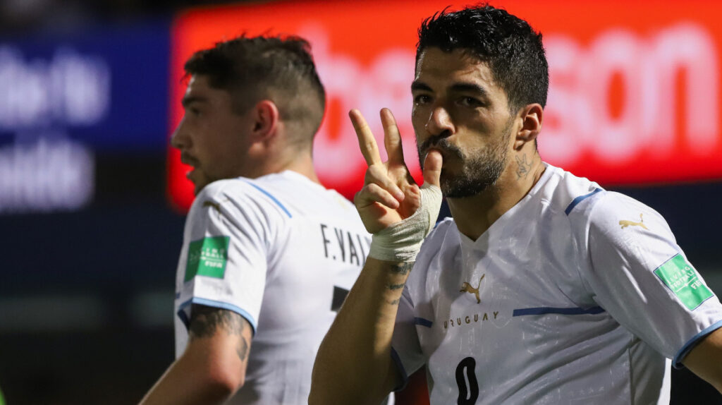 Uruguay triunfa en Asunción y se mete en la pelea por entrar al Mundial