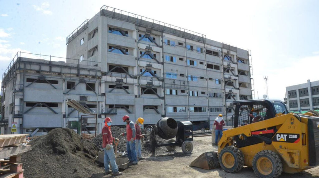 Gobierno promete que tres hospitales de Manabí estarán listos en 2022