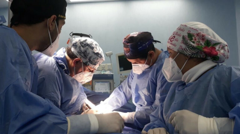 Personal médico del IESS durante una intervención quirúrgica en Guayaquil, en enero de 2022.