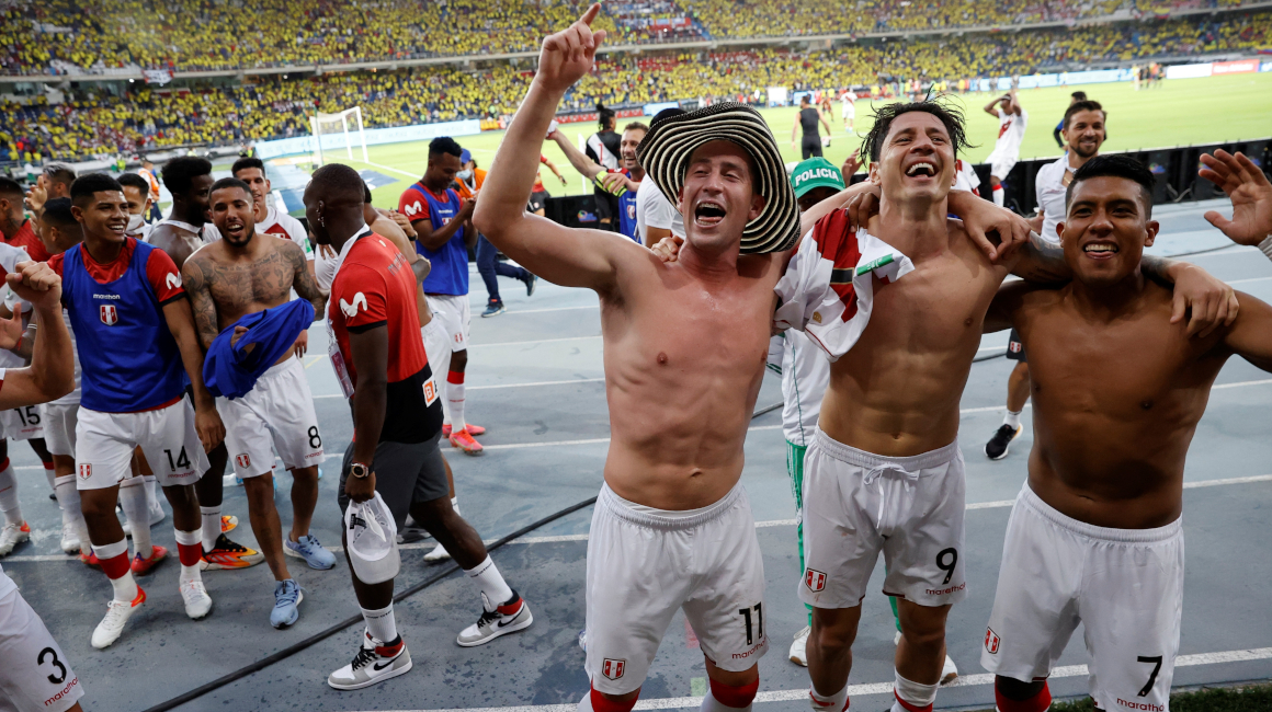 Los jugadores de Perú festejan la victoria ante Colombia, el viernes 28 de enero de 2022, en el estadio Metropolitano de Barranquilla.