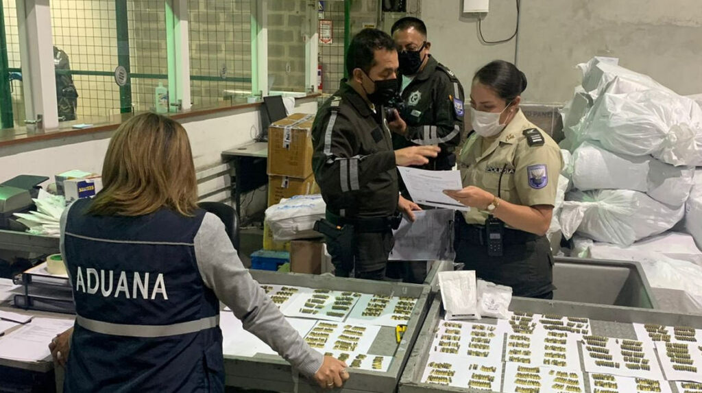 Traficantes buscan ingresar armas y drogas al país vía courier