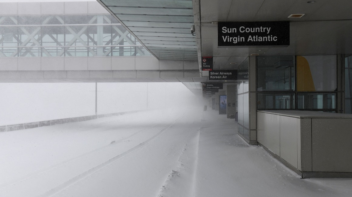 Vista de una sección del aeropuerto de Boston, Estados Unidos, que fue cerrado por la tormenta de nieve, el 29 de enero de 2022.