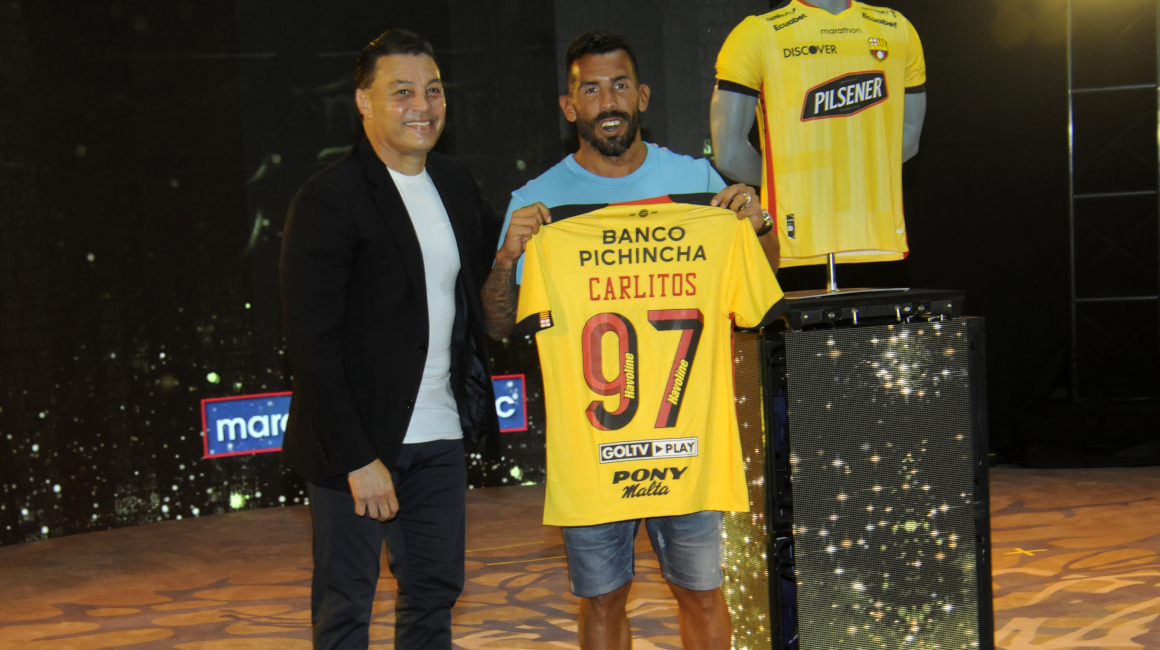 Alfaro Moreno le entregó a Carlos Tevez, el viernes 28 de enero de 2022, la camiseta número 97 que lucirá en la Noche Amarilla.