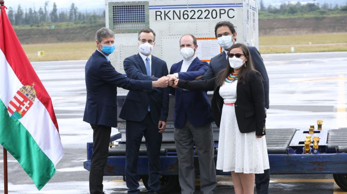 Funcionarios del Gobierno Nacional, junto a Miklós Tomás Paczuk, embajador de Hungría en Ecuador, durante el arribo de 150.000 dosis de AstraZeneca, en Quito el 29 de enero de 2022.