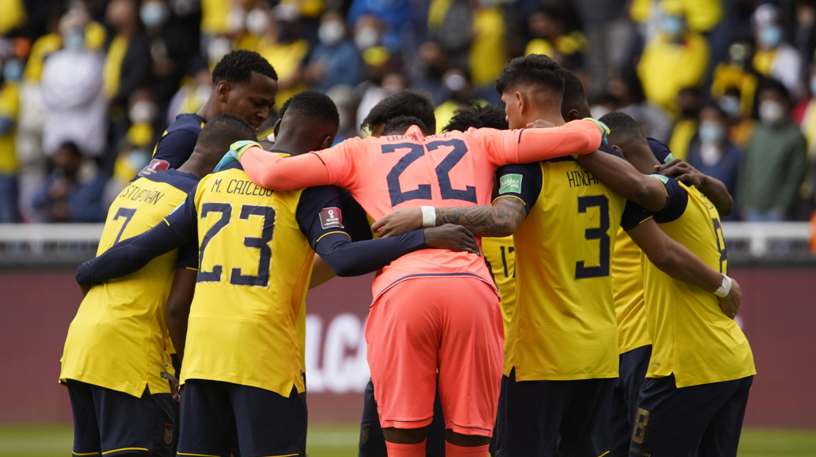 Los jugadores de Ecuador, antes del partido contra Brasil, el jueves 27 de enero de 2022, en el estadio Rodrigo Paz Delgado, por las Eliminatorias al Mundial de Catar.