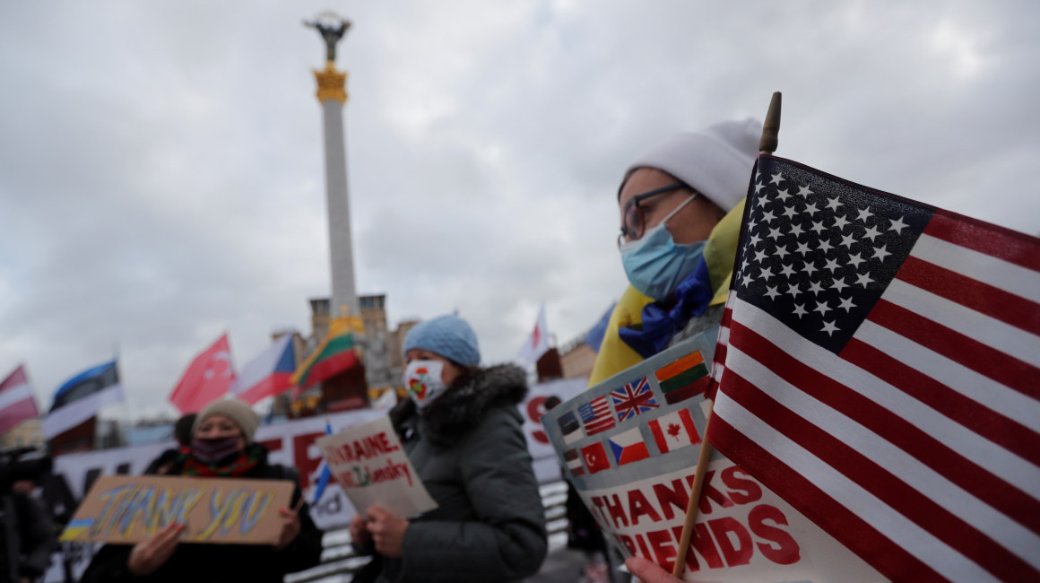Ciudadanos de Ucrania participan en una manifestación de agradecimiento a los países occidentales que han respaldo al país de la amenaza rusa, el 30 de enero de 2022.