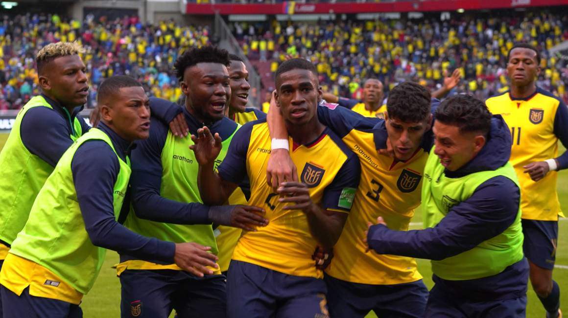 Los jugadores de Ecuador festejan el gol de Félix Torres, en el empate ante Brasil, el jueves 27 de enero de 2022, en el estadio Rodrigo Paz Delgado, por las Eliminatorias al Mundial de Catar 2022.