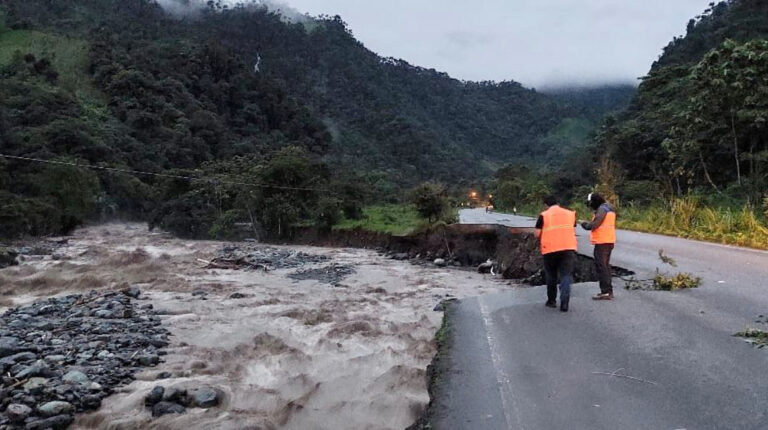 Personal de Gestión de Riesgos verifica los daños en la vía Pujilí-La Maná, tras el desbordamiento del río Pilaló, el 31 de enero de 2022.