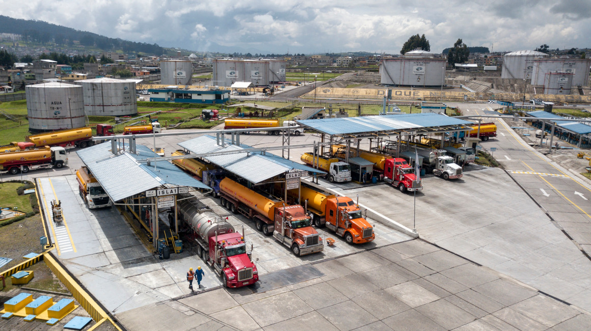 Una vista panorámica del terminal El Beaterio, en Quito. La infraestructura recepta combustibles limpios vía poliductos Esmeraldas-Quito y Shushufindi-Quito.