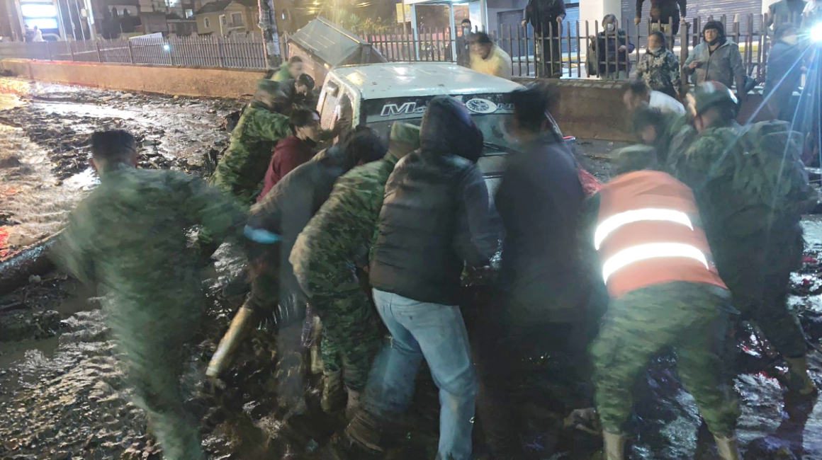Personal del Ejército apoya las tareas de búsqueda y rescate de víctimas tras el aluvión en La Gasca, noroccidente de Quito, el 31 de enero de 2022.