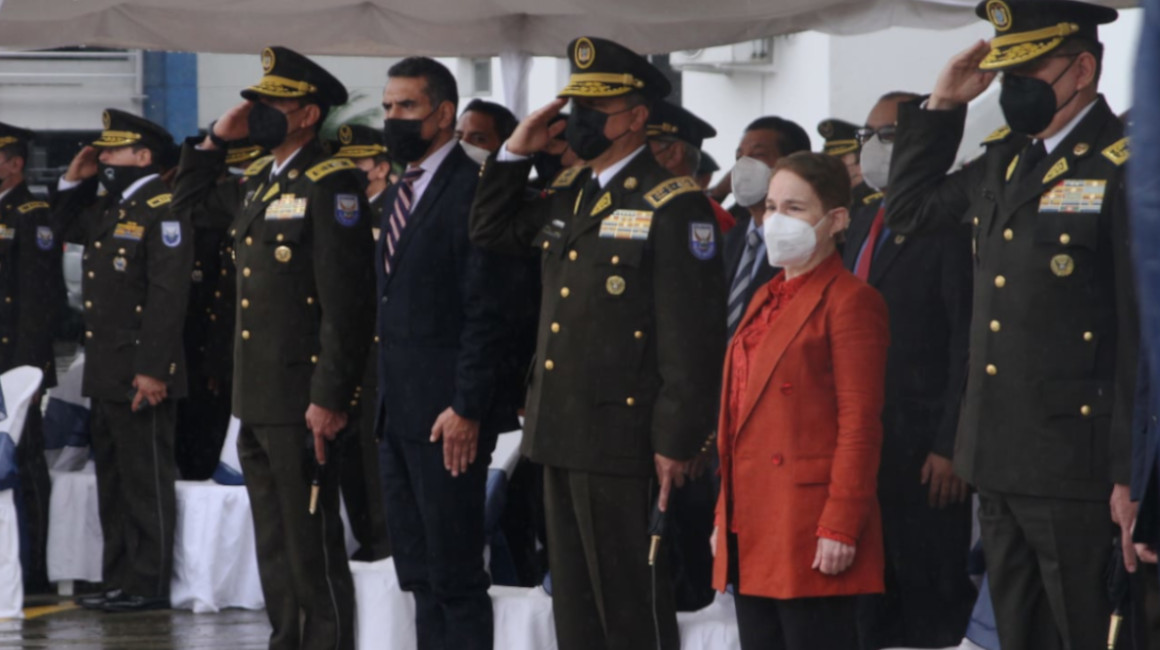 La ministra de Gobierno, Alexandra Vela, y la cúpula policial, en la posesión de Víctor Zárate como comandante de la Zona 8, en Guayaquil. el 1 de febrero de 2022.