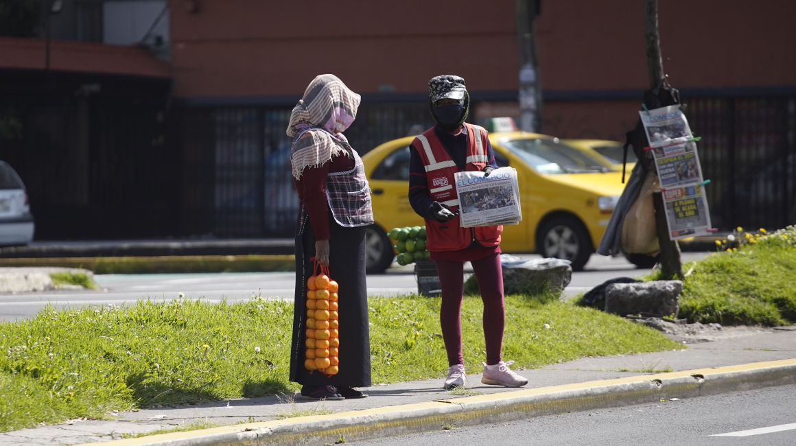 Dos vendedores en una calle en Quito, el 30 de diciembre de 2021.