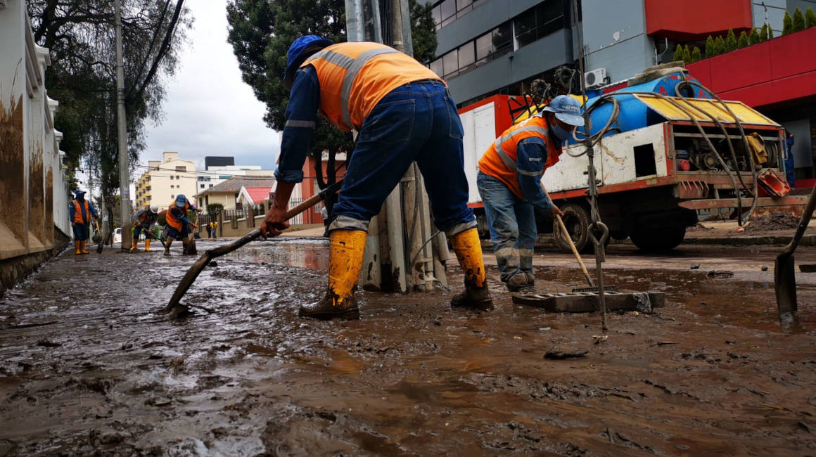 Tareas de limpieza en la Avenida Colón, en el norte de Quito. 1 de febrero de 2022