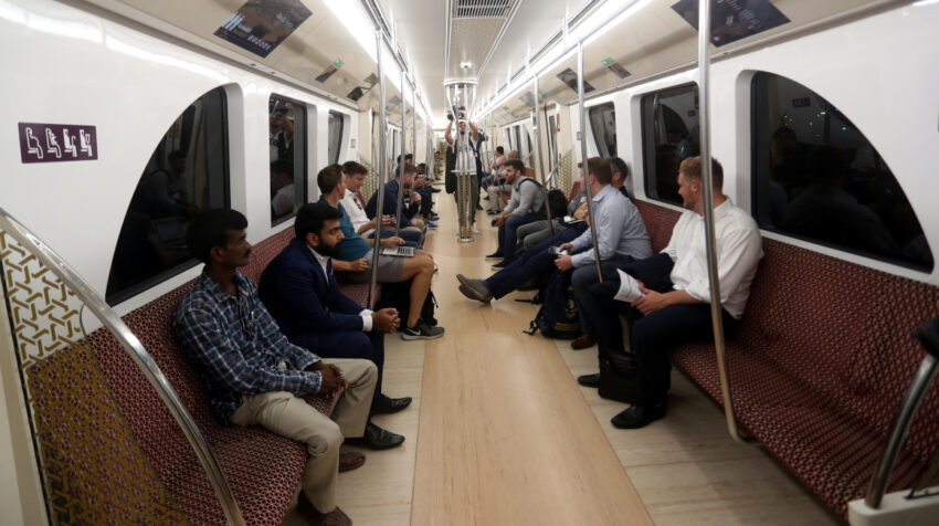 Usuarios utilizan el metro en el sur de Doha, Qatar.