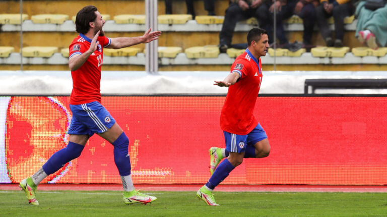 Alexis Sánchez de Chile celebra uno de sus goles anotados el 1 de febrero de 2022 frente a Bolivia, por la Fecha 16 de las Eliminatorias al Mundial de Catar.
