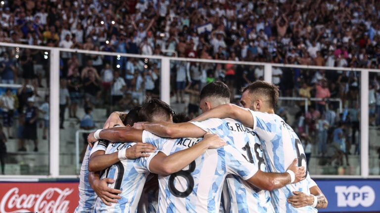Los jugadores de Argentina se abrazan mientras celebran el gol de Lautaro Martínez frente a Colombia, por la Fecha 16 de las Eliminatorias a Catar.