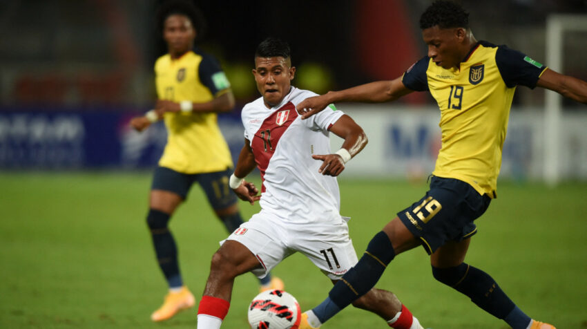Gonzalo Plata controla una pelota en el partido entre Ecuador y Perú, en Lima, el 1 de febrero de 2022.