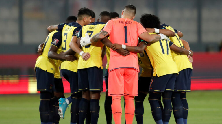 Los jugadores de Ecuador se abrazan antes del inicio de la Fecha 16 de las Eliminatorias frente a Perú.