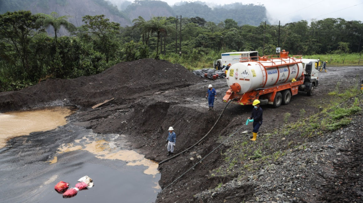 Técnicos de OCP recolectan el petróleo derramado, el 1 de febrero de 2022.