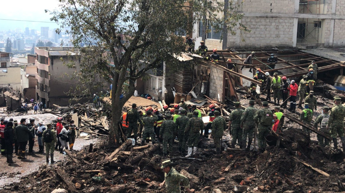 Labores de rescate de víctimas del aluvión en La Gasca y La Comuna, en Quito, el 2 de febrero de 2022.