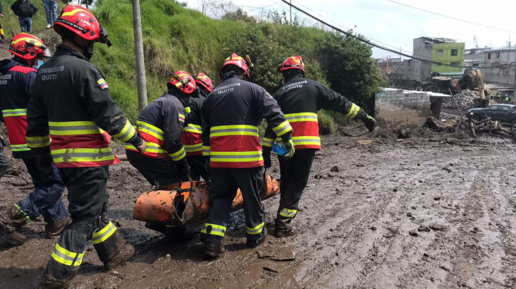 Continúan las labores de rescate de víctimas de aluvión en Quito