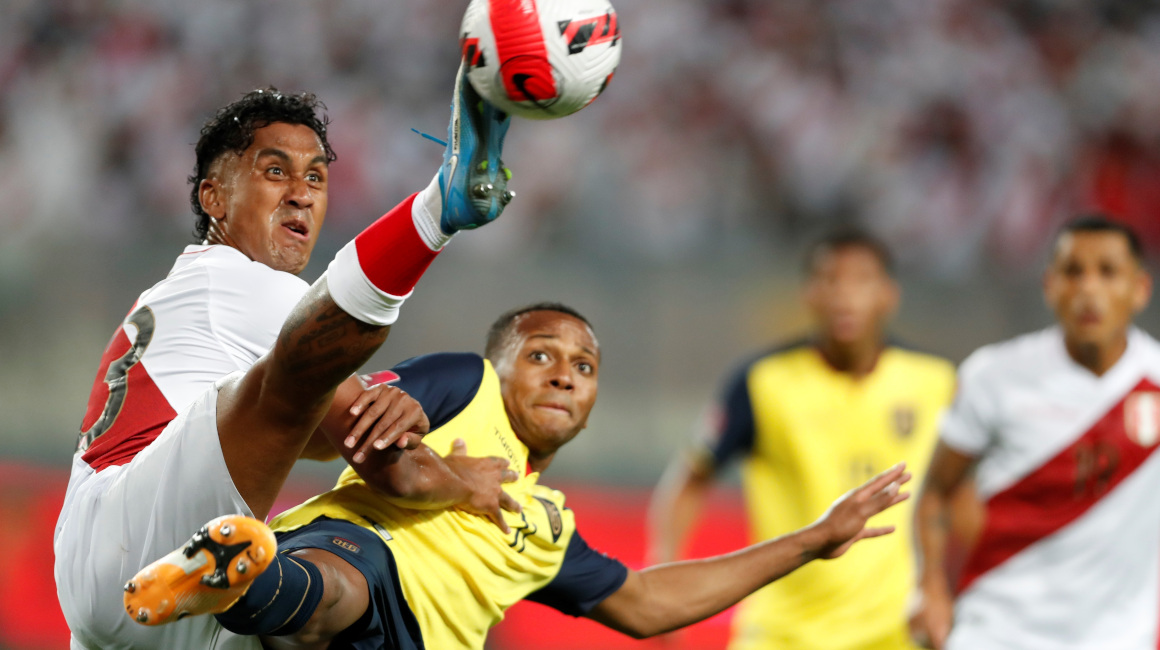 Renato Tapia (i) de Perú disputa el balón ante Michael Estrada de Ecuador, en Lima, el 1 de febrero de 2022.