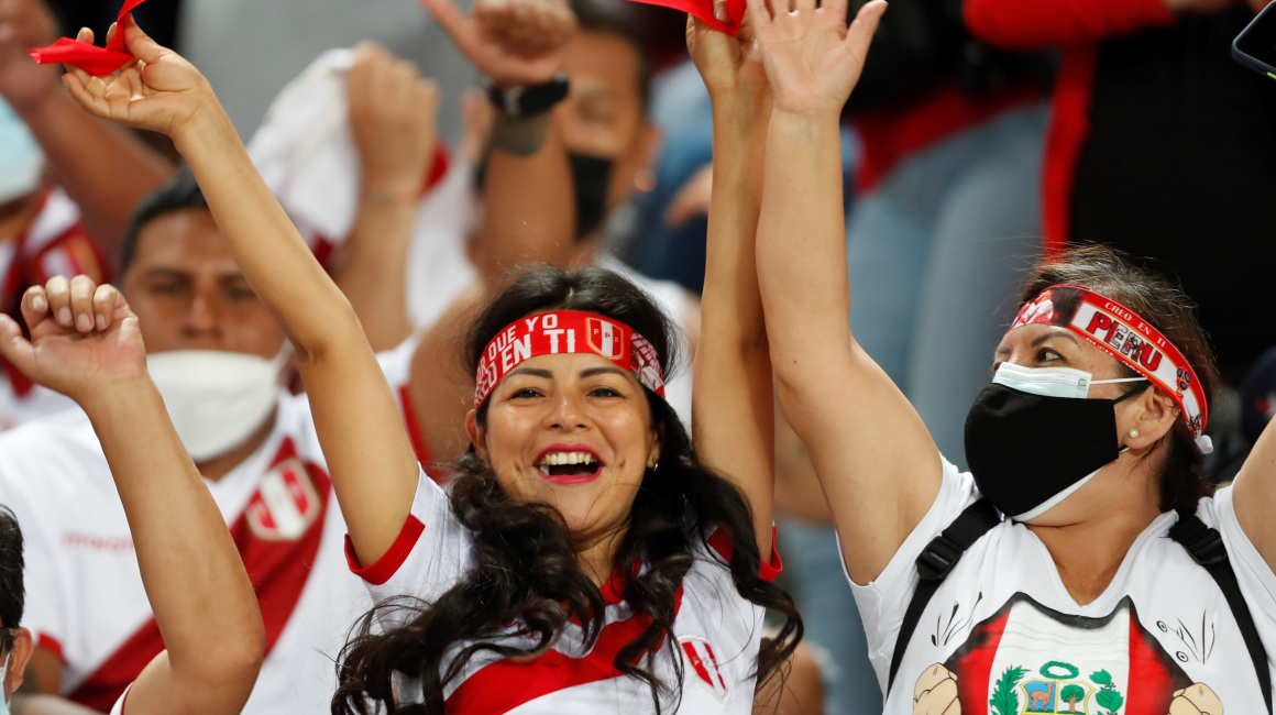 Dos hinchas peruanas apoyan a su equipo en Lima, el 1 de febrero de 2022.