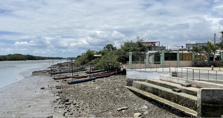 Este es el lugar por donde 13 hombres encapuchados desembarcaron en el malecón de la Playita del Guasmo. Guayaquil, 1 de febrero de 2022.